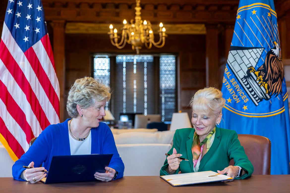 Robin Carnahan, GSA Administrator, and Kelly Tomblin, El Paso Electric President and CEO, signing MOU