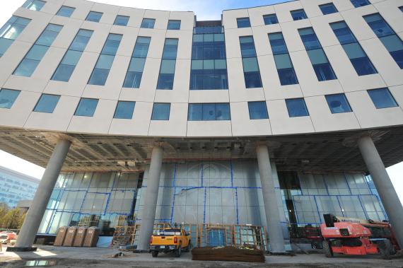 Current progress on Des Moines U.S. Courthouse showcasing the front of the building