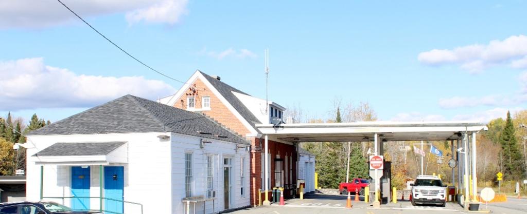2020 photo of the VT-Norton LPOE side south elevation with modern canopy added in 1974